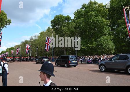 Am Mittwoch, dem 14. September, transportierte eine feierliche Prozession den Sarg Ihrer Majestät der Königin vom Buckingham Palace in die Westminster Hall in den Houses of Parliament , wo das Lügen-in-State begonnen hat. Ihre Majestät die Königin wird im Palace of Westminster bis Montag, den 19. September liegen. Mitglieder der Öffentlichkeit können besuchen, um Respekt zu zahlen. Stockfoto