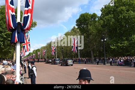 Am Mittwoch, dem 14. September, transportierte eine feierliche Prozession den Sarg Ihrer Majestät der Königin vom Buckingham Palace in die Westminster Hall in den Houses of Parliament , wo das Lügen-in-State begonnen hat. Ihre Majestät die Königin wird im Palace of Westminster bis Montag, den 19. September liegen. Mitglieder der Öffentlichkeit können besuchen, um Respekt zu zahlen. Stockfoto