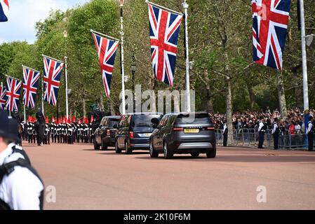 Am Mittwoch, dem 14. September, transportierte eine feierliche Prozession den Sarg Ihrer Majestät der Königin vom Buckingham Palace in die Westminster Hall in den Houses of Parliament , wo das Lügen-in-State begonnen hat. Ihre Majestät die Königin wird im Palace of Westminster bis Montag, den 19. September liegen. Mitglieder der Öffentlichkeit können besuchen, um Respekt zu zahlen. Stockfoto