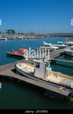 Hafen von Perros-Guirec an der Küste von Armor in der Bretagne und Segelboote Stockfoto