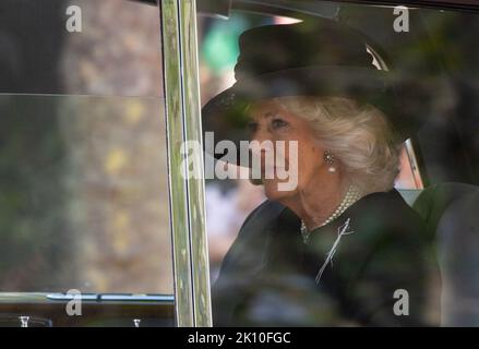 London, England, Großbritannien. 14. September 2022. Königin Consort CAMILLA wird gesehen, wie sie das Clarence House vor dem Sarg von Königin Elizabeth II verlässt und in einer feierlichen Prozession vom Buckingham Palace zur Westminster Hall getragen wird. (Bild: © Tayfun Salci/ZUMA Press Wire) Bild: ZUMA Press, Inc./Alamy Live News Stockfoto
