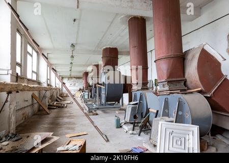 Eine alte verlassene Halle mit Lüftungsgeräten Stockfoto