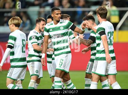 Keltische Spieler feiern ihr erstes Tor nach einem eigenen Tor von Schachtar Donetsks Artem Bondarenko während des UEFA Champions League-Spiel der Gruppe F im Stadtstadion von Legia Warsaw in Warschau, Polen. Bilddatum: Mittwoch, 14. September 2022. Stockfoto