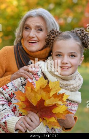 Portrait der schönen Großmutter der Enkelin im Herbst Stockfoto