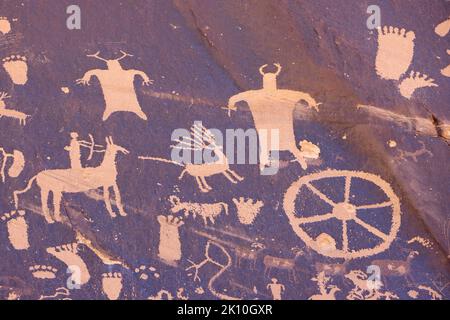Petroglyphs Newspaper Rock in San Juan County, Utah, ist mit Hunderten von Petroglyphen bedeckt. Stockfoto