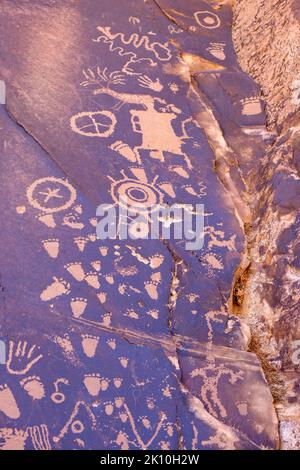 Petroglyphs Newspaper Rock in San Juan County, Utah, ist mit Hunderten von Petroglyphen bedeckt. Stockfoto