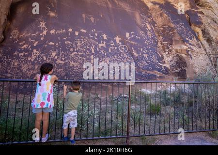 Petroglyphs Newspaper Rock in San Juan County, Utah, ist mit Hunderten von Petroglyphen bedeckt. Stockfoto