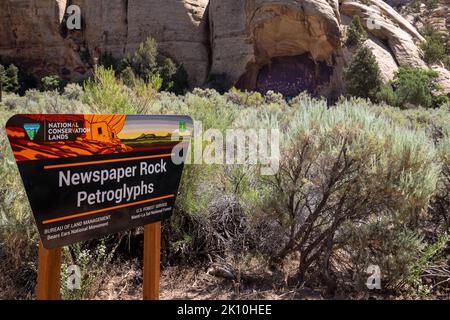 Petroglyphs Newspaper Rock in San Juan County, Utah, ist mit Hunderten von Petroglyphen bedeckt. Stockfoto