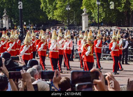 London, England, Großbritannien. 14. September 2022. Die Prozession für das liegende State der Queen verlässt den Buckingham Palace. Die Königin wurde vom Buckingham Palace in die Westminster Hall im Palace of Westminster gebracht, wo sie bis zu ihrer Beerdigung am 19.. September bleiben wird. (Bild: © Vuk Valcic/ZUMA Press Wire) Bild: ZUMA Press, Inc./Alamy Live News Stockfoto