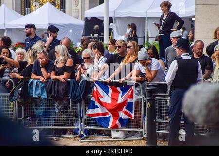 London, England, Großbritannien. 14. September 2022. Menschenmassen warten auf die Prozession zum liegenden Zustand der Königin vor dem Buckingham Palace. Die Königin wurde vom Buckingham Palace in die Westminster Hall im Palace of Westminster gebracht, wo sie bis zu ihrer Beerdigung am 19.. September bleiben wird. (Bild: © Vuk Valcic/ZUMA Press Wire) Bild: ZUMA Press, Inc./Alamy Live News Stockfoto