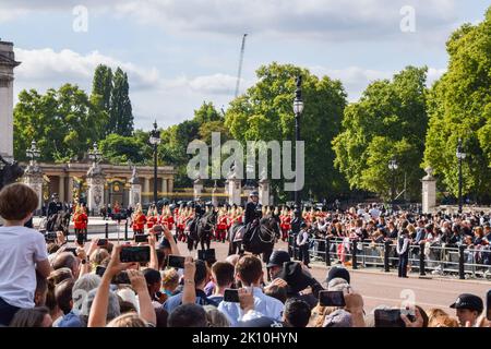 London, England, Großbritannien. 14. September 2022. Menschenmengen beobachten die Prozession zum liegend-in-State der Königin, wenn sie den Buckingham Palace verlässt. Die Königin wurde vom Buckingham Palace in die Westminster Hall im Palace of Westminster gebracht, wo sie bis zu ihrer Beerdigung am 19.. September bleiben wird. (Bild: © Vuk Valcic/ZUMA Press Wire) Bild: ZUMA Press, Inc./Alamy Live News Stockfoto