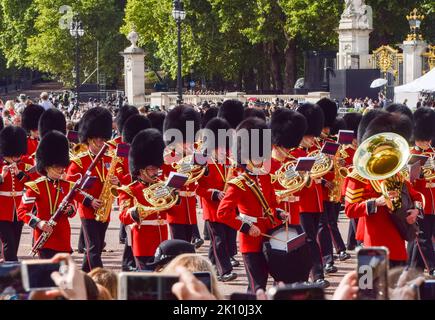 London, England, Großbritannien. 14. September 2022. Die Prozession für das liegende State der Queen verlässt den Buckingham Palace. Die Königin wurde vom Buckingham Palace in die Westminster Hall im Palace of Westminster gebracht, wo sie bis zu ihrer Beerdigung am 19.. September bleiben wird. (Bild: © Vuk Valcic/ZUMA Press Wire) Bild: ZUMA Press, Inc./Alamy Live News Stockfoto