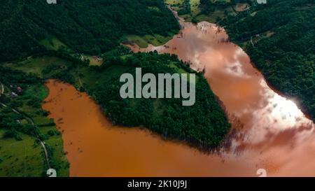 Luftaufnahmen des industriellen Dekantiersees bei Geamana in Rumänien. Die Fotografie wurde von einer Drohne mit Kamera nach unten zeigen, enthüllen aufgenommen Stockfoto