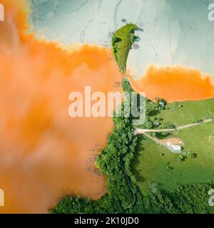 Luftaufnahmen des industriellen Dekantiersees bei Geamana in Rumänien. Die Fotografie wurde von einer Drohne mit Kamera nach unten zeigen, enthüllen aufgenommen Stockfoto