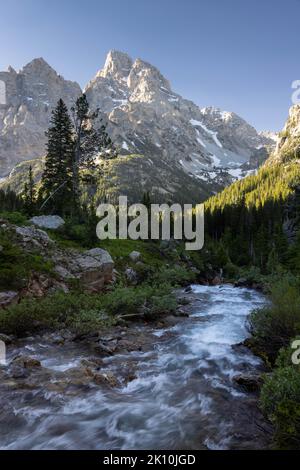 Der Grand Teton, der hoch über dem Cascade Creek aufsteigt und durch die North Fork des Cascade Canyon fließt. Grand Teton National Park, Wyoming Stockfoto