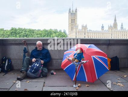 London, Großbritannien. 14. September 2022. In der Nähe der Lambeth-Brücke beginnen riesige Nachtschlangen für die Queen, die im Staat liegt, während sich einige Leute aufschlagen, um den Sarg der Queen zu sehen. Der Sarg wird bis zu ihrer Beerdigung am 19.. September in der Westminster Hall im Palace of Westminster ausgestellt werden, und es wird erwartet, dass fast eine Million Menschen durchkommen werden. Kredit: Vuk Valcic/Alamy Live Nachrichten Stockfoto