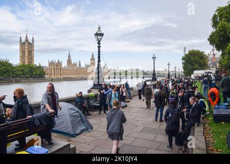 London, Großbritannien. 14. September 2022. In der Nähe der Lambeth-Brücke beginnen riesige Nachtschlangen für die Queen, die im Staat liegt, während sich einige Leute aufschlagen, um den Sarg der Queen zu sehen. Der Sarg wird bis zu ihrer Beerdigung am 19.. September in der Westminster Hall im Palace of Westminster ausgestellt werden, und es wird erwartet, dass fast eine Million Menschen durchkommen werden. Kredit: Vuk Valcic/Alamy Live Nachrichten Stockfoto