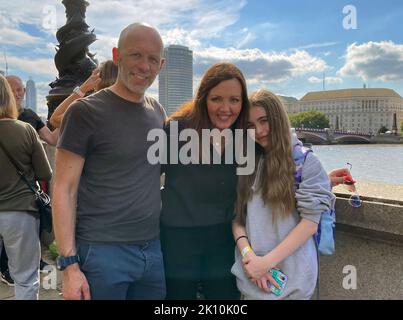Lee Harkness, 51, Louise Harkness-Hudson, 53 und Chloe Harkness, 11, warten in London in der Schlange, um Königin Elizabeth II. Vor ihrer Beerdigung am Montag im Zustand zu sehen.Bilddatum: Montag, 12. September 2022. Stockfoto