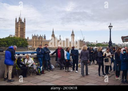 London, Großbritannien. 14. September 2022. In der Nähe der Lambeth-Brücke beginnen riesige Nachtschlangen für die Queen, die im Staat liegt, während sich einige Leute aufschlagen, um den Sarg der Queen zu sehen. Der Sarg wird bis zu ihrer Beerdigung am 19.. September in der Westminster Hall im Palace of Westminster ausgestellt werden, und es wird erwartet, dass fast eine Million Menschen durchkommen werden. Kredit: Vuk Valcic/Alamy Live Nachrichten Stockfoto