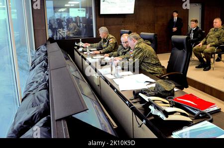 Vladimir Putin - Wostok 2022 Command Post Exercise - Vladimir Putin beobachtete zusammen mit Verteidigungsminister Sergei Shoigu, links, und dem Generalstabschef der russischen Streitkräfte und dem ersten stellvertretenden Verteidigungsminister Valery Gerasimov die Hauptphase der Wostok-2022 strategischen Command Post Exercise auf dem Sergejewski-Gebiet im Primorje-Territorium. Stockfoto