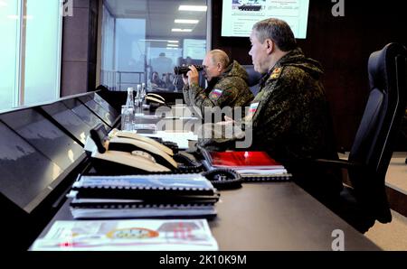 Vladimir Putin - Vostok 2022 Command Post Exercise - Vladimir Putin beobachtete die Hauptphase der Wostok-2022 strategischen Command Post Exercise im Sergejewski-Bereich im Primorje-Territorium. Mit dem Generalstabschef der russischen Streitkräfte und dem ersten stellvertretenden Verteidigungsminister Valery Gerasimov. Stockfoto