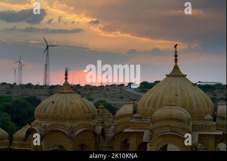 Schöner Sonnenuntergang bei Bada Bagh oder Barabagh, bedeutet Big Garden, ist ein Gartenkomplex in Jaisalmer, Rajasthan, Indien, Royal cenotaphs für Erinnerungen an Könige. Stockfoto