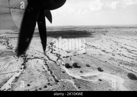 Blick auf die Thar-Wüste aus einem Flugzeug, Rajasthan, Indien. Die Propeller und Thar wüsten im Rahmen. Stockfoto