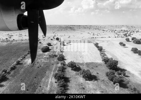 Blick auf die Thar-Wüste aus einem Flugzeug, Rajasthan, Indien. Die Propeller und Thar wüsten im Rahmen. Stockfoto