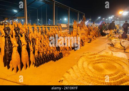 Kolkata, Westbengalen, Indien - 31. December 2018 : Pferde, berühmte Terrakotta-Tierpuppen, hergestellt in Bishnupur, Bankura, Westbengalen, zum Verkauf in Handic Stockfoto