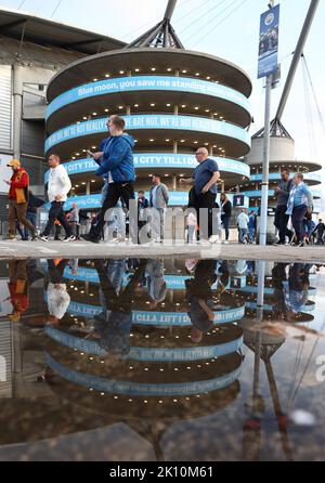 Manchester, Großbritannien. 14. September 2022. Manchester City-Fans kommen zum UEFA Champions League-Spiel im Etihad Stadium in Manchester an. Bildnachweis sollte lauten: Darren Staples/Sportimage Credit: Sportimage/Alamy Live News Stockfoto