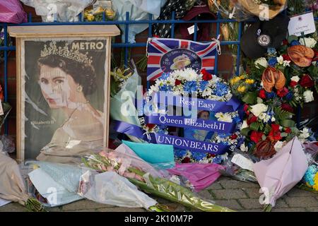 Tribute in der Nähe des Ibrox Stadions, Glasgow, nach dem Tod von Königin Elizabeth II. Am Donnerstag, dem 8. September 2022. Bilddatum: Mittwoch, 14. September 2022. Stockfoto