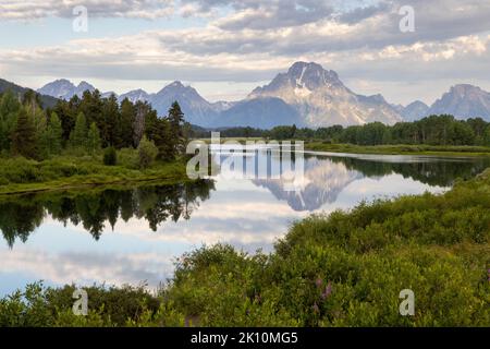 Die stillen Gewässer von Oxbow Bend entlang des Snake River spiegeln den Might Mount Moran und die Teton Mountains wider. Grand Teton National Park, Wyoming Stockfoto