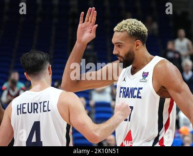 Berlin, Deutschland. 14. September 2022. Basketball: Europameisterschaft, Frankreich - Italien, K.O.-Runde, Viertelfinale, Mercedes-Benz Arena, Rudy Gobert (r) und Thomas Heurtel (Frankreich) haben sich nach dem Ende des Spiels gegenseitig fünf Punkte erreicht. Quelle: Soeren Stache/dpa/Alamy Live News Stockfoto