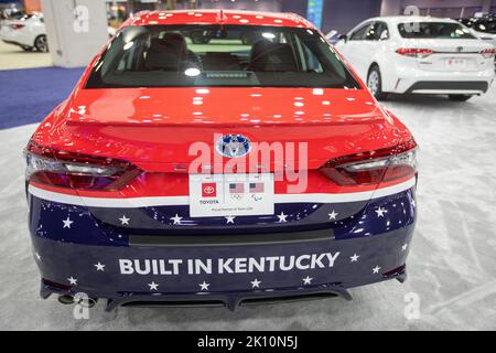 Detroit, Michigan, USA. 14. September 2022. Der Toyota Camry auf der North American International Auto Show. Das japanische Unternehmen wirbt damit, dass seine Fahrzeuge in Amerika hergestellt werden. Seine amerikanischen Pflanzen sind jedoch nicht gewerkschaftlich organisiert. Kredit: Jim West/Alamy Live Nachrichten Stockfoto