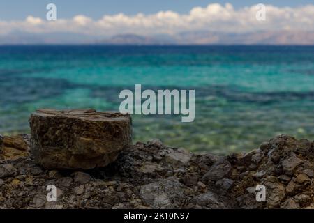 Hintergrund für Kosmetikprodukte auf dem Strandpodium aus Naturstein. Leere Vitrine für die Präsentation von Verpackungsprodukt. Podest in der Sonne nachstellen Stockfoto