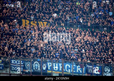 MAILAND, ITALIEN - 14. SEPTEMBER: Die Fans von Dinamo Zagreb werden während des UEFA Champions League-Spiels der Gruppe E zwischen dem AC Mailand und Dinamo Zagreb am 14. September 2022 im Giuseppe Meazza-Stadion in Mailand, Italien, gesehen. Foto von Matija Habljak/Pixsell Stockfoto