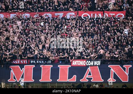 MAILAND, ITALIEN - 14. SEPTEMBER: Die Mailänder Fans werden während des UEFA Champions League-Spiels der Gruppe E zwischen dem AC Mailand und Dinamo Zagreb am 14. September 2022 im Giuseppe Meazza-Stadion in Mailand, Italien, gesehen. Foto von Marko Lukunic/Pixsell Stockfoto