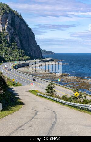 Blick auf die Straße 132 in La Martre, Quebec, Kanada. Haute-Gaspesie, Kanada. Küstenstraße des St-Lawrence-Flusses im östlichen Teil von Quebec Stockfoto