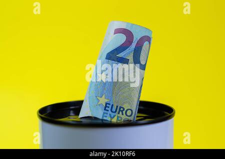 Euro-Banknoten im Glas. Geldscheine und Münzen in einem Sparschwein. Sparen Sie Geld. Weltfinanzkrise. Stockfoto