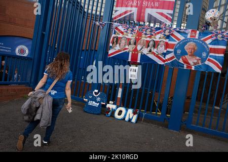 Glasgow, Schottland, 14. September 2022 Flaggen als Zeichen des Respekts für Ihre Majestät Königin Elizabeth II., die im Alter von 96yrs Jahren starb, vor den Toren des Ibrox-Stadions des Rangers FC in Glasgow, Schottland, am 14. September 2022. Foto: Jeremy Sutton-Hibbert/Alamy Live News. Stockfoto