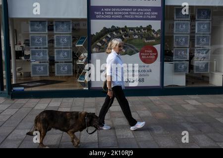 Glasgow, Schottland, 14. September 2022. Plakate als Zeichen des Respekts an Ihre Majestät Königin Elizabeth II., die im Alter von 96yrs Jahren gestorben ist, in Maklerfenstern im Shawlands-Viertel der Stadt, in Glasgow, Schottland, 14. September 2022. Foto: Jeremy Sutton-Hibbert/Alamy Live News. Stockfoto