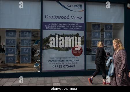 Glasgow, Schottland, 14. September 2022. Plakate als Zeichen des Respekts an Ihre Majestät Königin Elizabeth II., die im Alter von 96yrs Jahren gestorben ist, in Maklerfenstern im Shawlands-Viertel der Stadt, in Glasgow, Schottland, 14. September 2022. Foto: Jeremy Sutton-Hibbert/Alamy Live News. Stockfoto