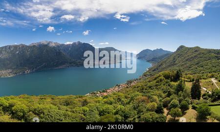 Schöne Luftpanorama von Bellagio von der Drohne - berühmte touristische italienische Stadt entlang des Comer Sees. Luftbild Landschaft mit grünen Hügeln Stockfoto