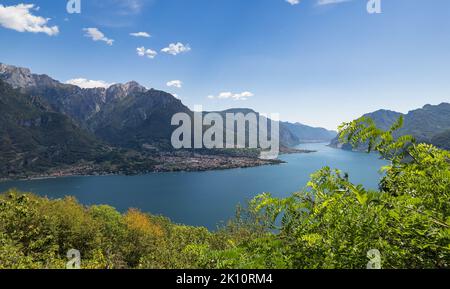 Schöne Luftpanorama von Bellagio von der Drohne - berühmte touristische italienische Stadt entlang des Comer Sees. Luftbild Landschaft mit grünen Hügeln Stockfoto