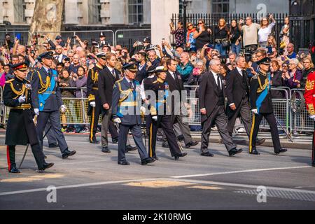 Whitehall London, Großbritannien. 14. September 2022. Mitglieder der Royal Family laufen hinter dem Sarg während der Prozession für den Liegenden-Staat geht es entlang Whitehall, während der Sarg vom Buckingham Palace zur Westminster Hall auf einer Waffenkarriage der Königstruppe Royal Horse Artillery gebracht wird, wo sie im Zustand bis liegen wird Am frühen Morgen ihrer Beerdigung. Königin Elizabeth II. Starb am 8. September 2022 in Balmoral Castle in Schottland. Kredit: amer ghazzal/Alamy Live Nachrichten Stockfoto