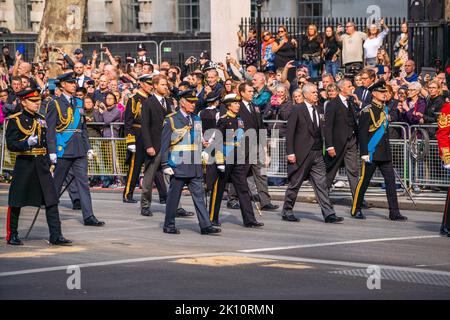 Whitehall London, Großbritannien. 14. September 2022. Mitglieder der Royal Family laufen hinter dem Sarg während der Prozession für den Liegenden-Staat geht es entlang Whitehall, während der Sarg vom Buckingham Palace zur Westminster Hall auf einer Waffenkarriage der Königstruppe Royal Horse Artillery gebracht wird, wo sie im Zustand bis liegen wird Am frühen Morgen ihrer Beerdigung. Königin Elizabeth II. Starb am 8. September 2022 in Balmoral Castle in Schottland. Kredit: amer ghazzal/Alamy Live Nachrichten Stockfoto