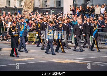 Whitehall London, Großbritannien. 14. September 2022. Mitglieder der Royal Family laufen hinter dem Sarg während der Prozession für den Liegenden-Staat geht es entlang Whitehall, während der Sarg vom Buckingham Palace zur Westminster Hall auf einer Waffenkarriage der Königstruppe Royal Horse Artillery gebracht wird, wo sie im Zustand bis liegen wird Am frühen Morgen ihrer Beerdigung. Königin Elizabeth II. Starb am 8. September 2022 in Balmoral Castle in Schottland. Kredit: amer ghazzal/Alamy Live Nachrichten Stockfoto