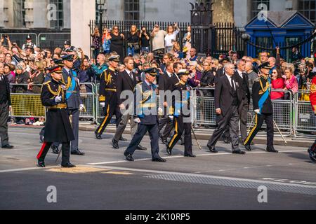 Whitehall London, Großbritannien. 14. September 2022. Mitglieder der Royal Family laufen hinter dem Sarg während der Prozession für den Liegenden-Staat geht es entlang Whitehall, während der Sarg vom Buckingham Palace zur Westminster Hall auf einer Waffenkarriage der Königstruppe Royal Horse Artillery gebracht wird, wo sie im Zustand bis liegen wird Am frühen Morgen ihrer Beerdigung. Königin Elizabeth II. Starb am 8. September 2022 in Balmoral Castle in Schottland. Kredit: amer ghazzal/Alamy Live Nachrichten Stockfoto