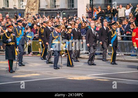 Whitehall London, Großbritannien. 14. September 2022. Mitglieder der Royal Family laufen hinter dem Sarg während der Prozession für den Liegenden-Staat geht es entlang Whitehall, während der Sarg vom Buckingham Palace zur Westminster Hall auf einer Waffenkarriage der Königstruppe Royal Horse Artillery gebracht wird, wo sie im Zustand bis liegen wird Am frühen Morgen ihrer Beerdigung. Königin Elizabeth II. Starb am 8. September 2022 in Balmoral Castle in Schottland. Kredit: amer ghazzal/Alamy Live Nachrichten Stockfoto