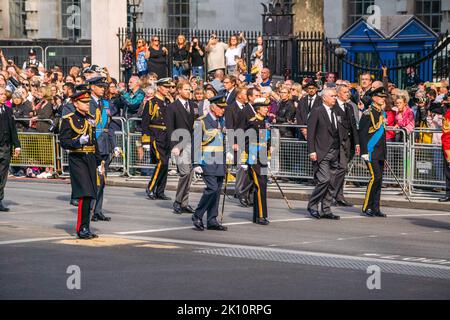 Whitehall London, Großbritannien. 14. September 2022. Mitglieder der Royal Family laufen hinter dem Sarg während der Prozession für den Liegenden-Staat geht es entlang Whitehall, während der Sarg vom Buckingham Palace zur Westminster Hall auf einer Waffenkarriage der Königstruppe Royal Horse Artillery gebracht wird, wo sie im Zustand bis liegen wird Am frühen Morgen ihrer Beerdigung. Königin Elizabeth II. Starb am 8. September 2022 in Balmoral Castle in Schottland. Kredit: amer ghazzal/Alamy Live Nachrichten Stockfoto